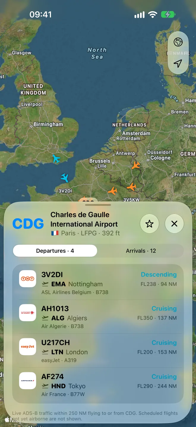 AeroCheck departure board for Paris Charles de Gaulle listing flights with their destinations, aircraft, status and flight level.